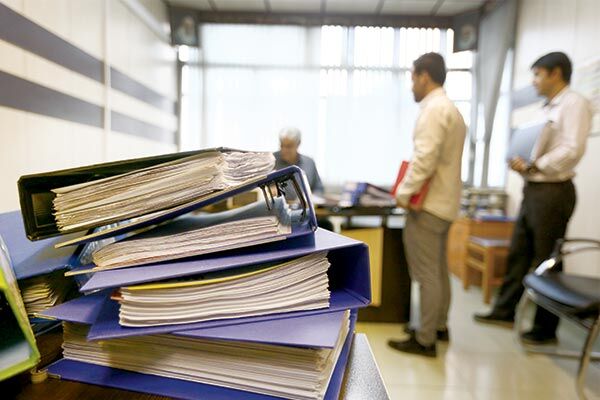 وقتی کاغذبازیها صنعت را زمینگیر میکنند: نگاهی به تبعات بروکراسی اداری وقتی کاغذبازیها صنعت را زمینگیر میکنند: نگاهی به تبعات بروکراسی اداری
