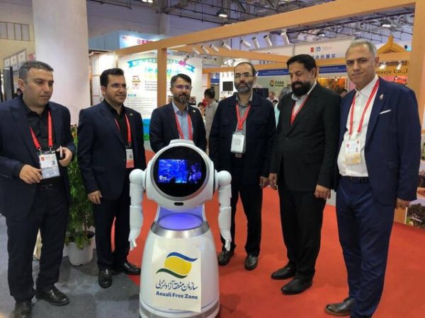 حضور رباتهای هوشمند راهنما در منطقه آزاد انزلی حضور رباتهای هوشمند راهنما در منطقه آزاد انزلی