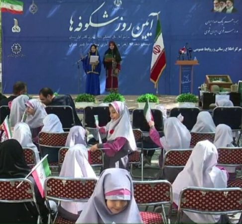 نواخته شدن زنگ «شکوفهها» در دبستانهای کشور/ ورود ۱.۷میلیون کلاس اولی به مدارس نواخته شدن زنگ «شکوفهها» در دبستانهای کشور/ ورود ۱.۷میلیون کلاس اولی به مدارس