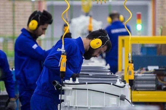 تخته دانشگاه پر است ، صندلی کار خالی