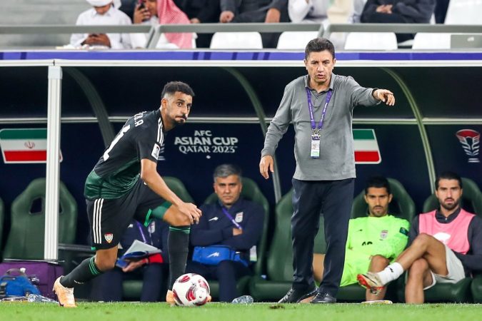 این در همچنان بر روی همان پاشنه می چرخد