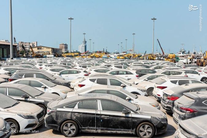 صف بیپایان خودروها پشت سد کاغذبازی صف بیپایان خودروها پشت سد کاغذبازی